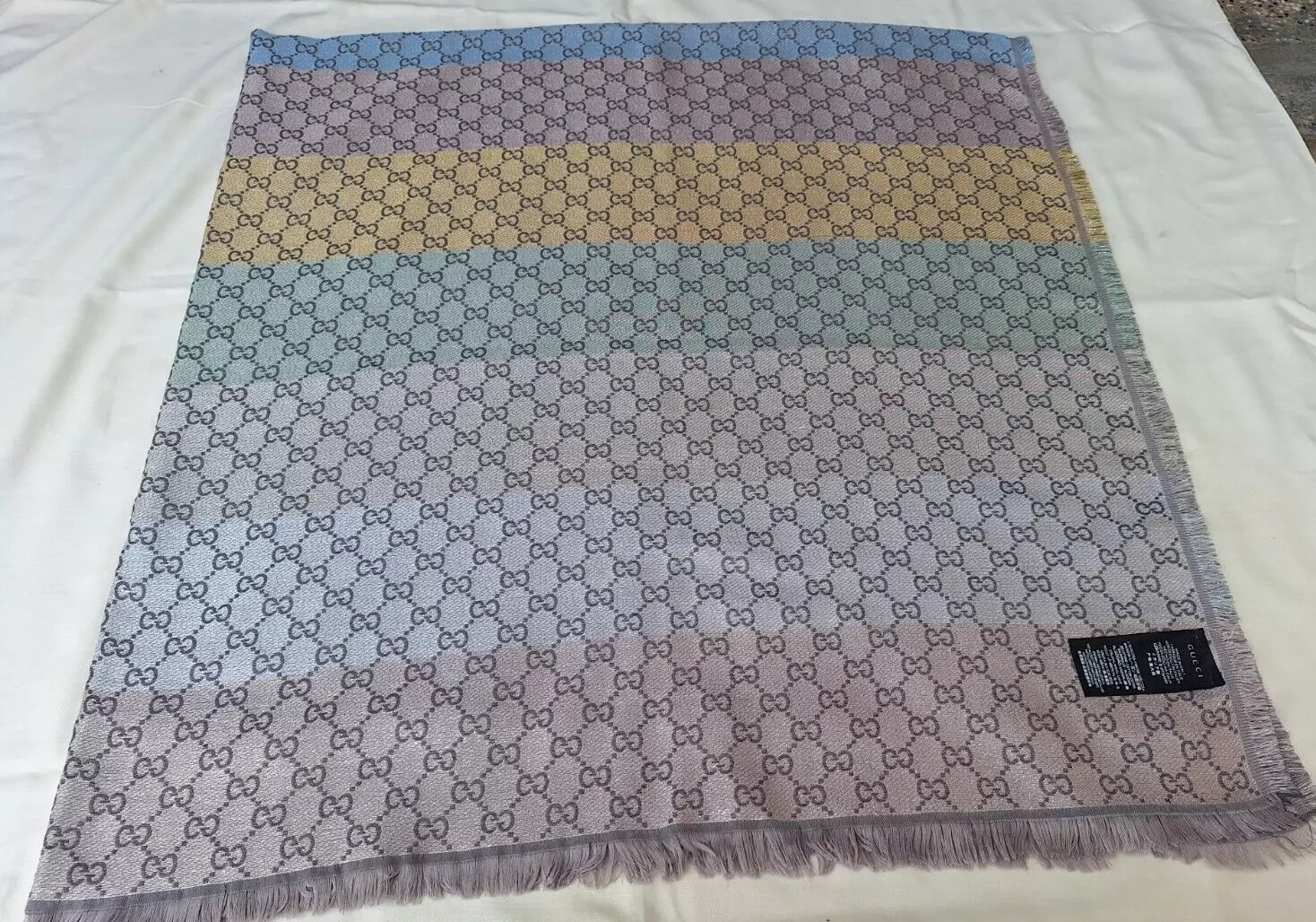 Gucci écharpe châle étole wrap silencieux laine soie multicolore Made in Italy logo GG