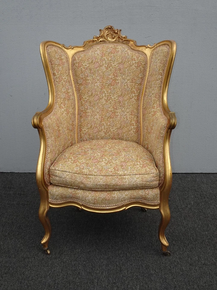 Silla Bergere vintage francesa provincial estilo Luis XVI dorada con respaldo de ala alto Foto 2 de 4
