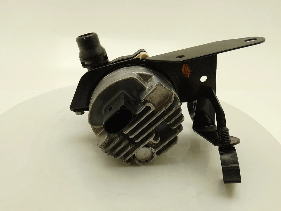 ASTON MARTIN DBX Water Pump 2020-2024 HY538B592AC - Image 3 of 4