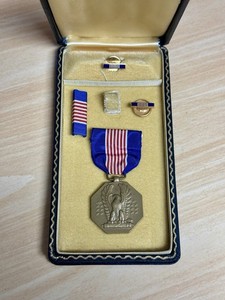 WWII US SOLDIERS MEDAL CASED SET