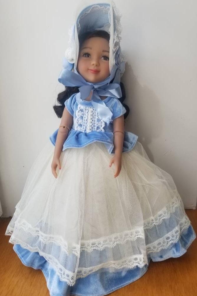 Robe victoria antique bleu écru pour habiller facilement la poupée Ruby Red