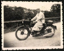 Fotografie Motorrad Ariel, Frau auf Krad mit Kennzeichen &Ouml;sterreich