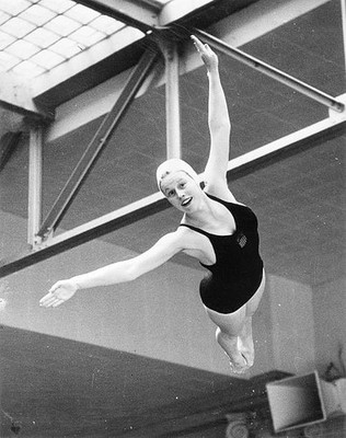 San Francisco CA Displaying form that made her national Olympic spr- Old Photo