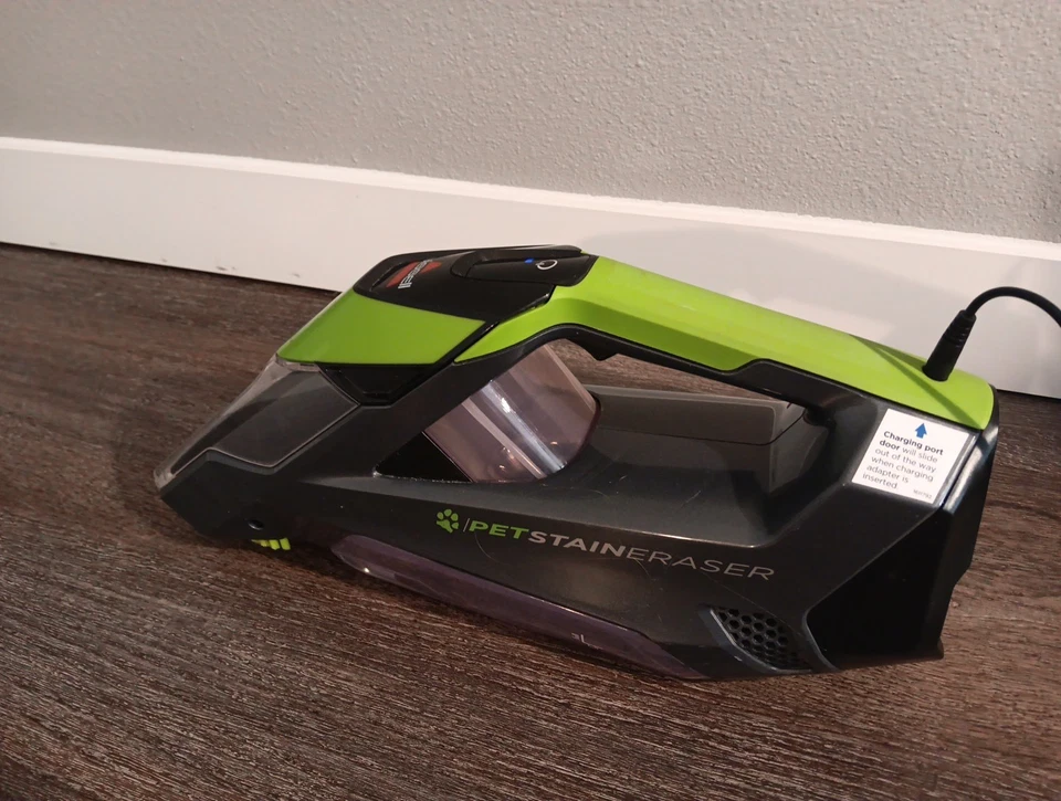 Aspiradora inalámbrica de mano Bissell Pet Stain Eraser con cargador Mod# 2003 Foto 4 de 4