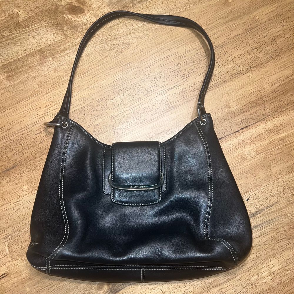 Cole Haan Avalon Leather Shoulder bag black zip & magnetic Cole Haan Avalon Leather Shoulder bag black zip & magnetic