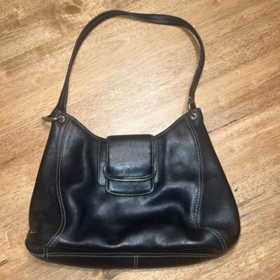 Cole Haan Avalon Leather Shoulder bag black zip & magnetic Cole Haan Avalon Leather Shoulder bag black zip & magnetic