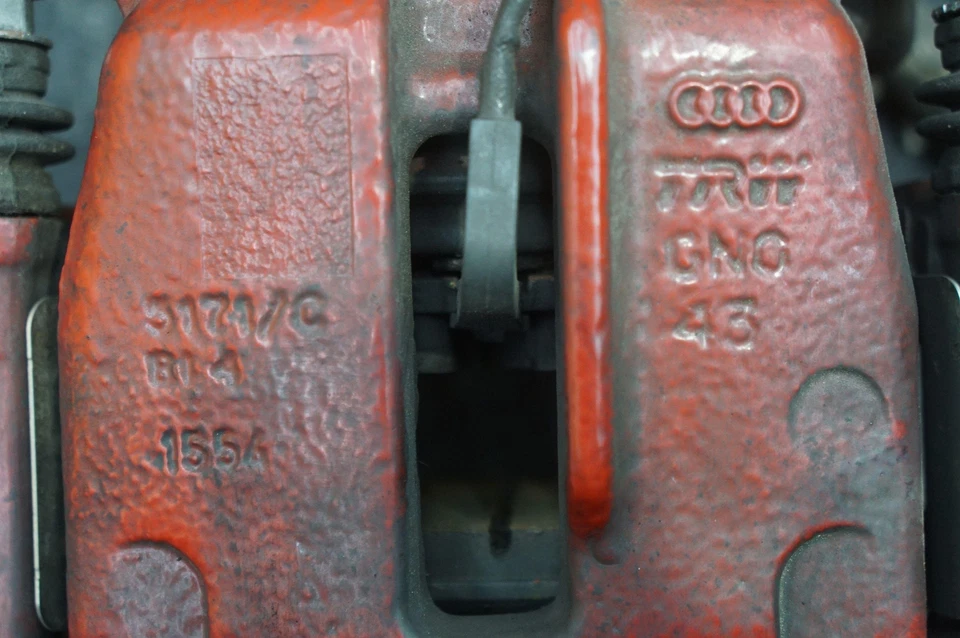 Rear Left Brake Caliper & Bracket Red OEM 95B615423E Porsche Macan 2015-18 - Image 2 of 4