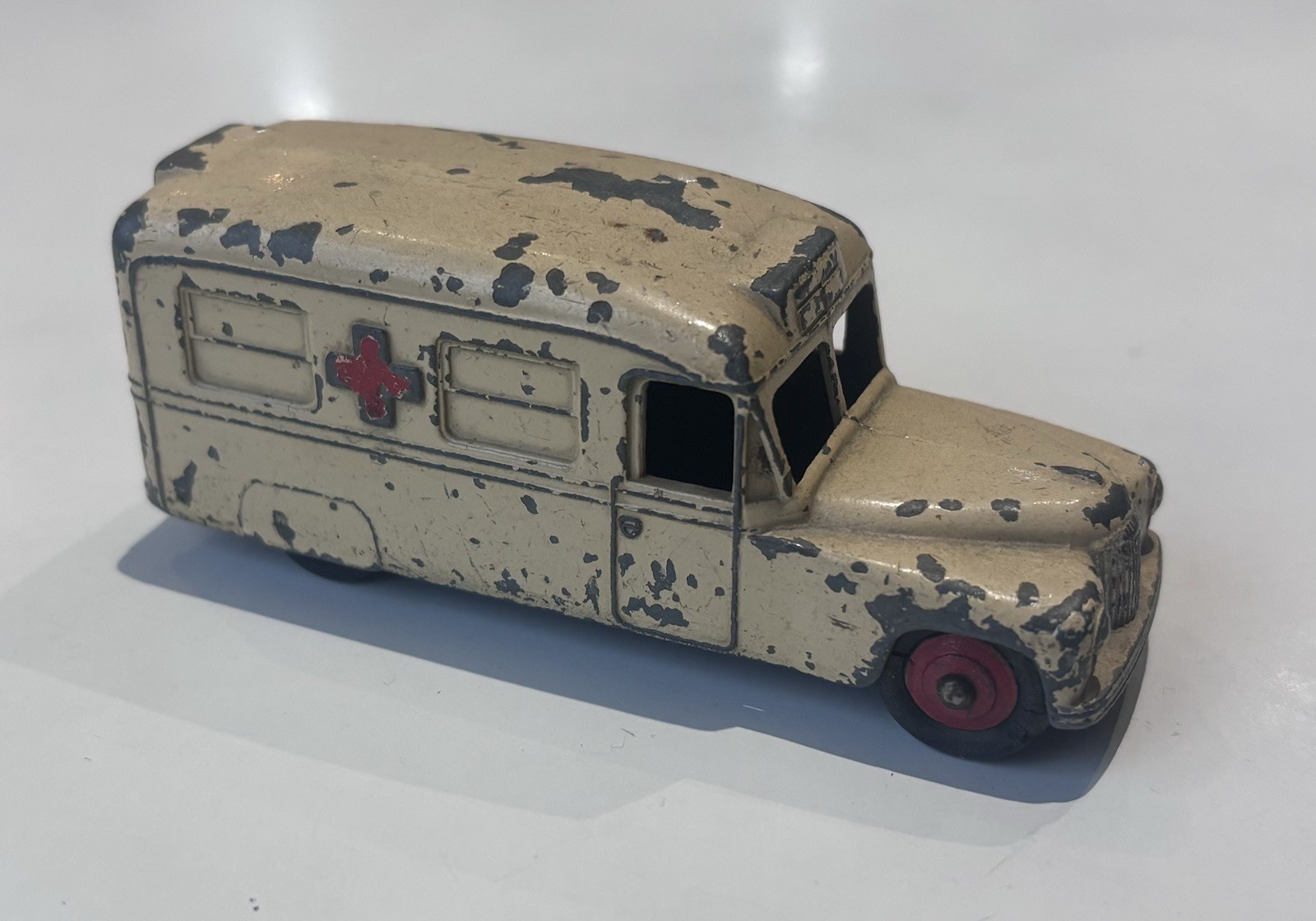 Le Ford Commer Ambulance Militaire Miniature De Dinky Toys England Au 1 50e 8773