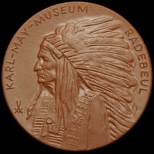 RADEBEUL / SACHSEN: Porzellan-Medaille. INDIANER - KARL-MAY-MUSEUM RADEBEUL.