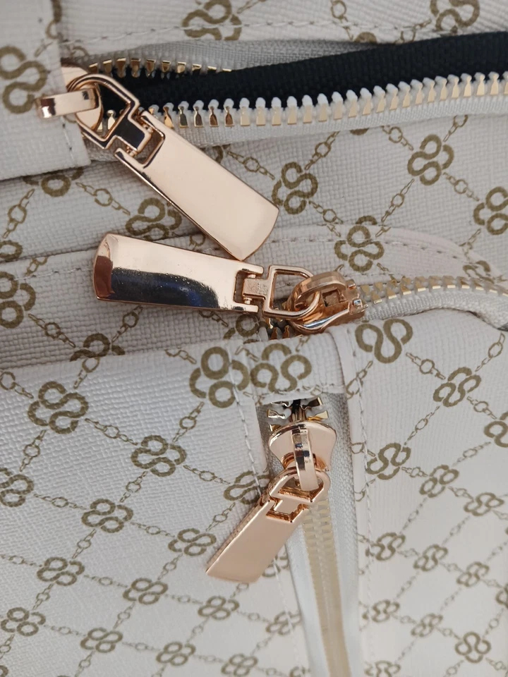 Mochila de moda con textura de piedra para mujer Foto 3 de 4