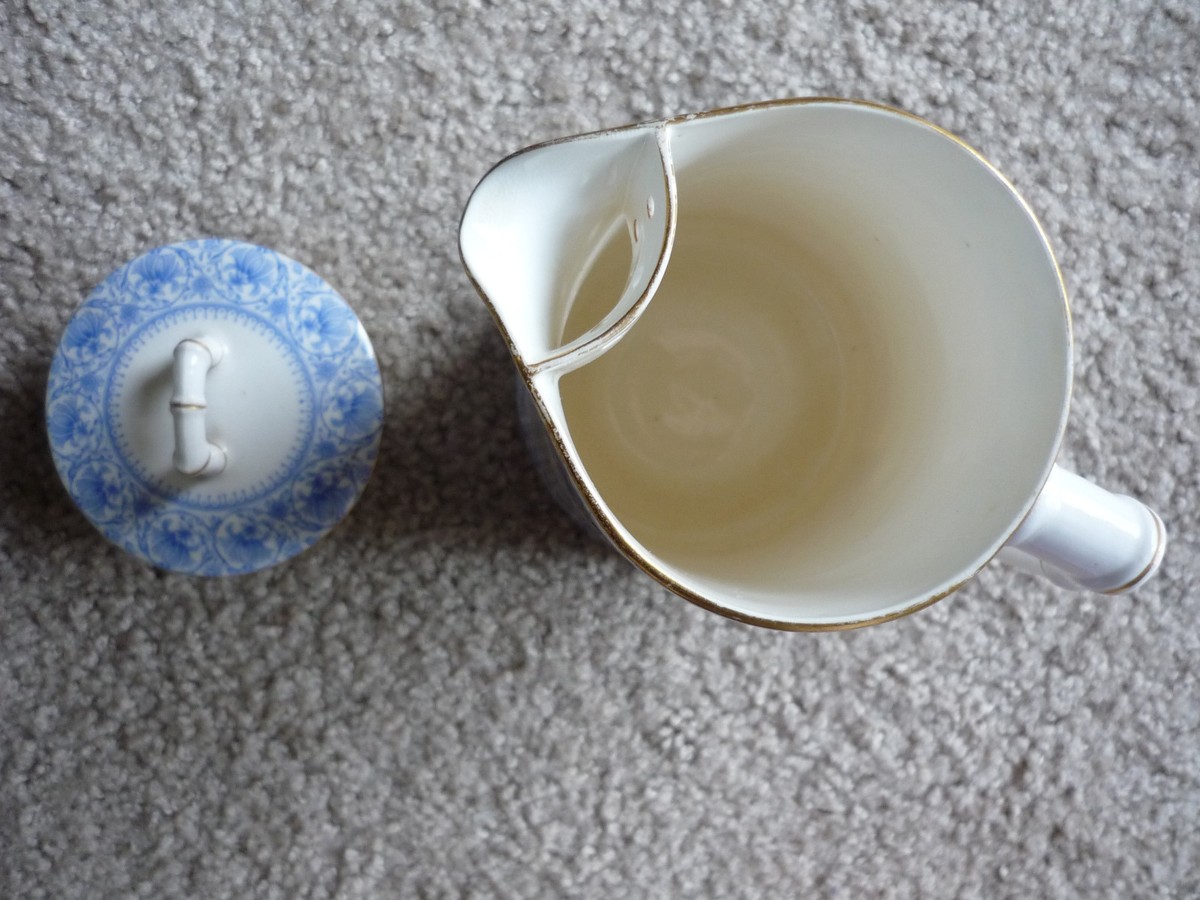 ROYAL WORCESTER TEA/COFFEEPOT, 1890 BLUE & WHITE/ FOR DISPLAY