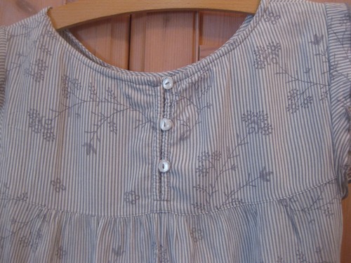M&Co Petite Grey & White Strip Flower Capped Sleeve Top Size 10 - Picture 7 of 7