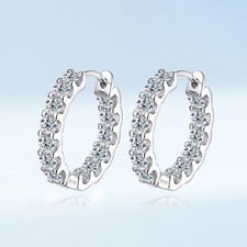 Orecchini a cerchio huggie moissanite 2,6cttw D VVS1 da donna placcati oro bianco 18 carati