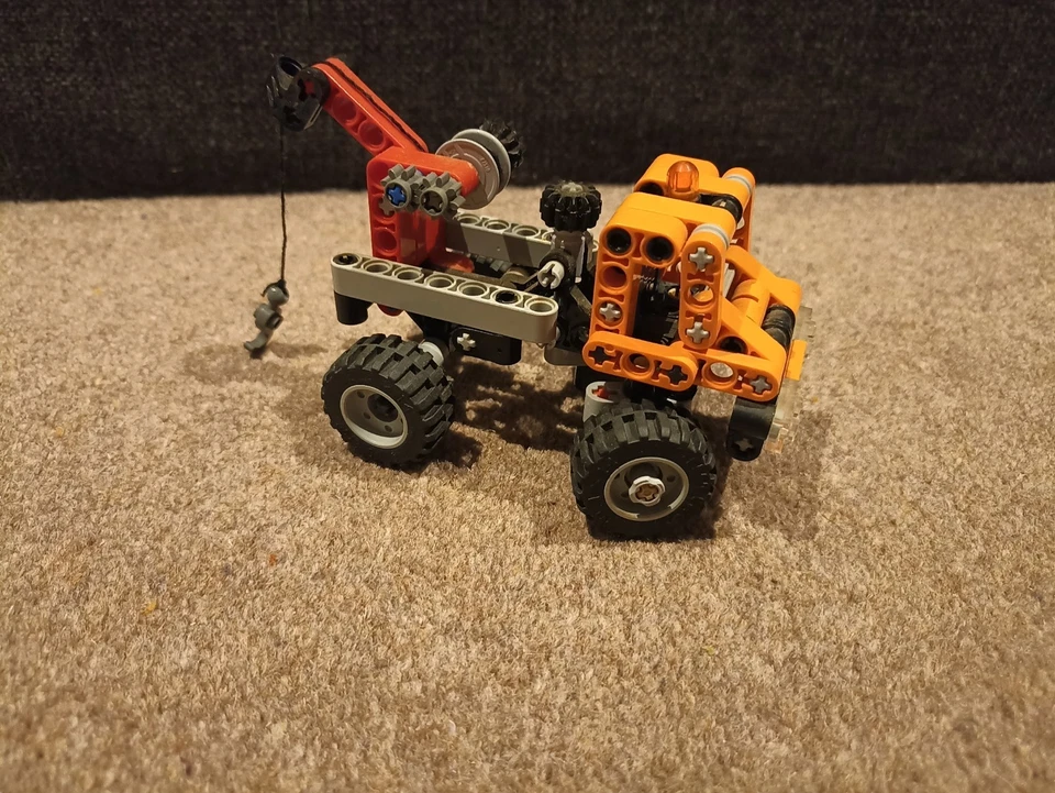 LEGO Technic 9390 Mini Tow Truck, photo 2 of 4