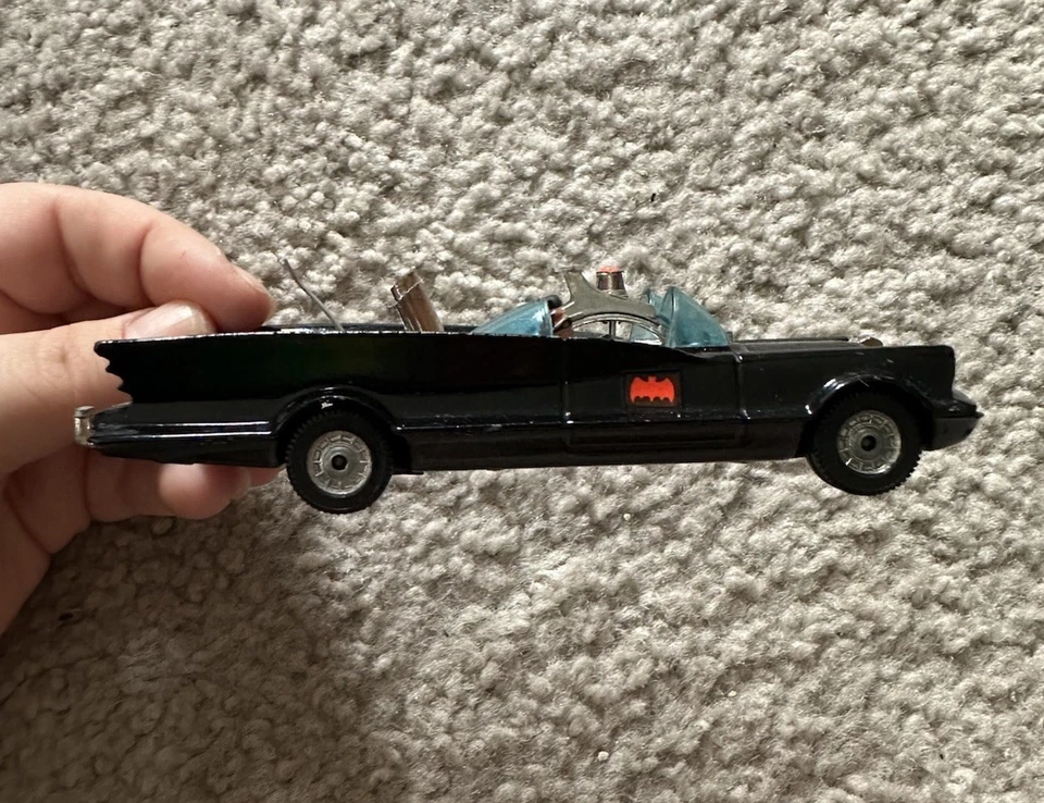 Corgi vintage 60’s Batmobile and Bat Boat On Trailer With 4 Plastic Missiles - Image 3 of 4