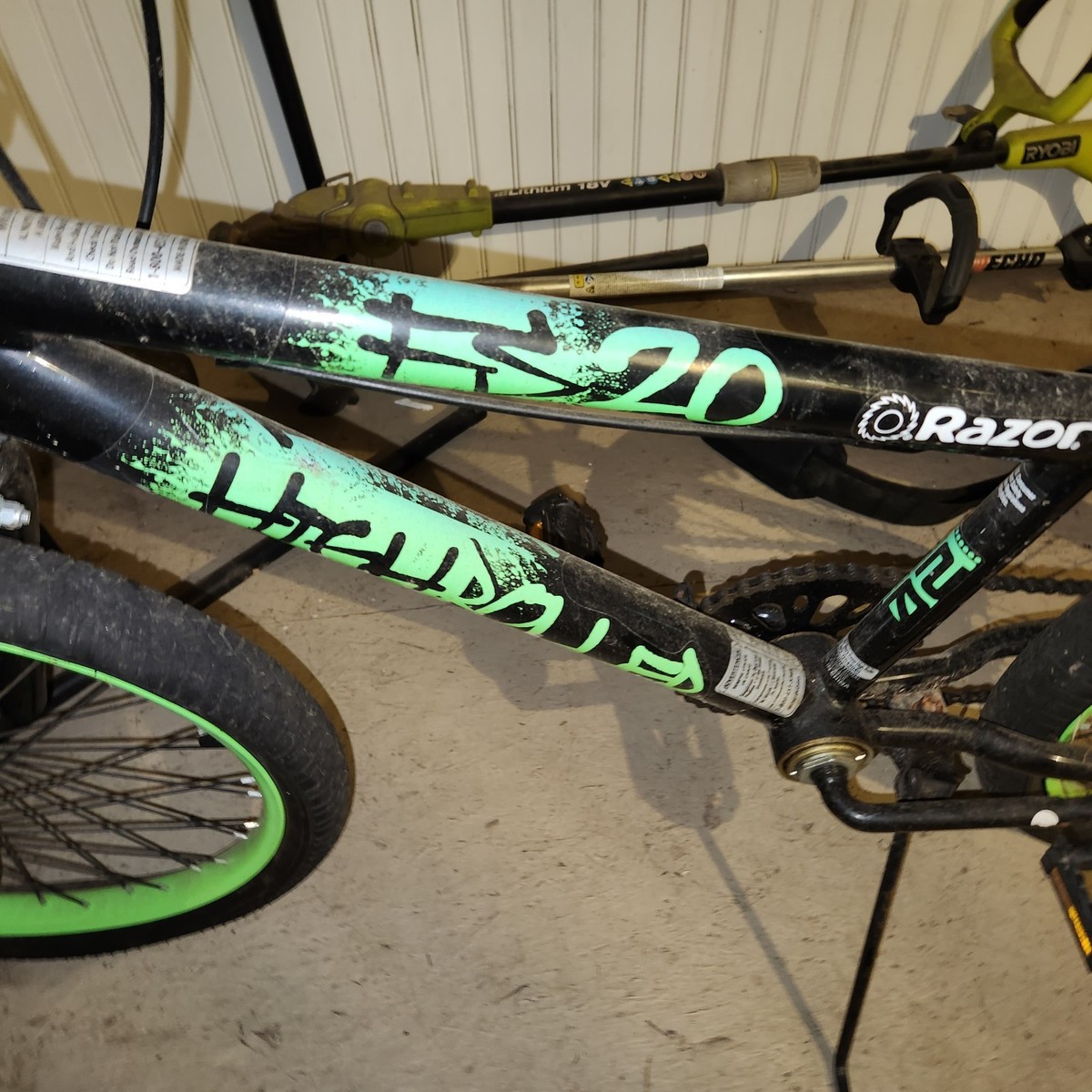 Razor Highroller FS20 Kids Dirt Bike with Adjustable Seat for Kids