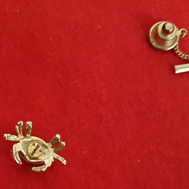 Vintage Men's Tie Tack. Crab with Green Shell. Pale Greenish Yellow Stone. - Image 4 of 4