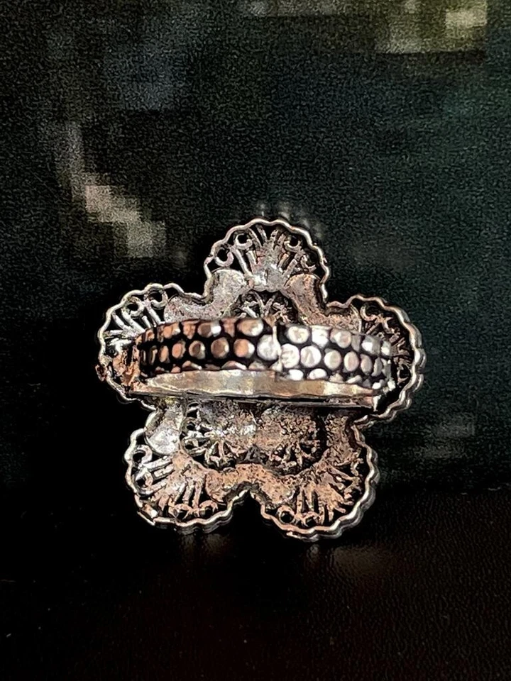 Anillo de acero inoxidable con patrón de flores de plata oxidada Foto 3 de 4