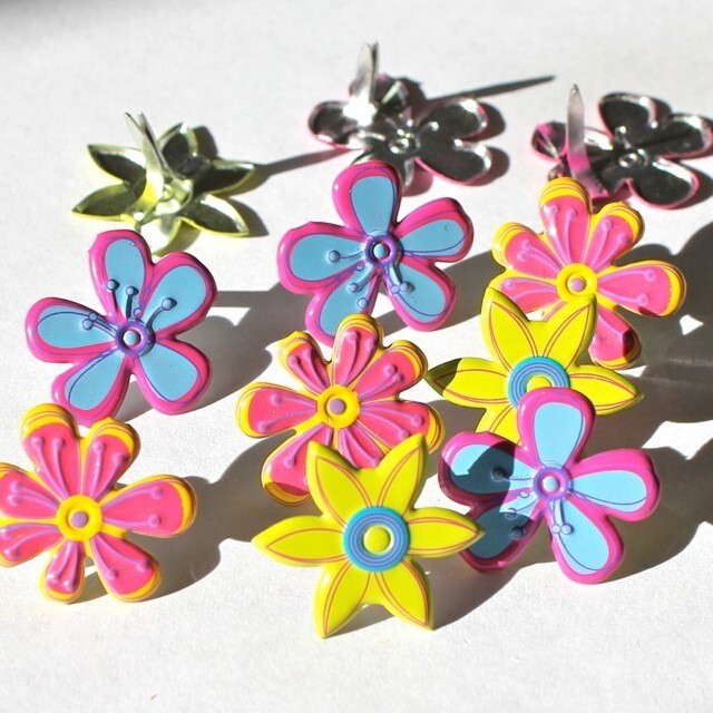 FRESH FLOWERS SCRAPBOOKING DECORATIVE BRADS EYELET OUTLET 8 PCS BRIGHT