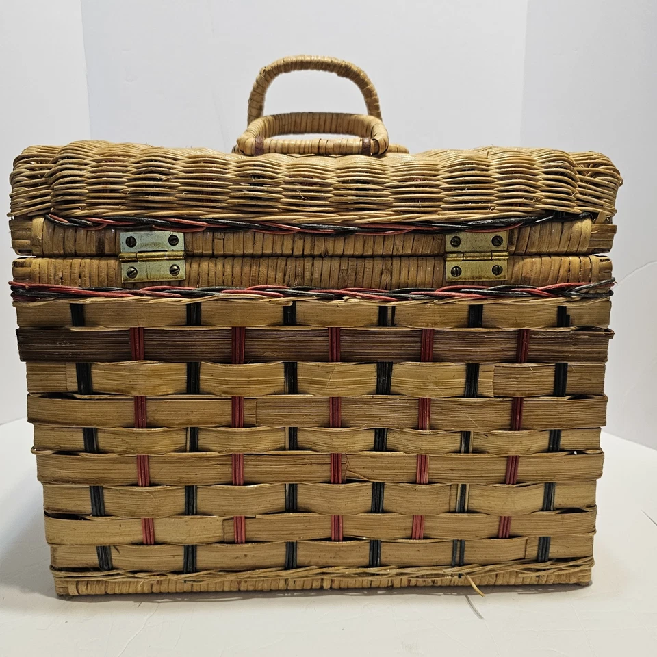 Cesta de picnic grande de mimbre con forro interior de tartán a cuadros rojo y azul Foto 4 de 4