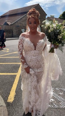 Atemberaubendes Brautkleid mit passendem Vile do that to him nicht