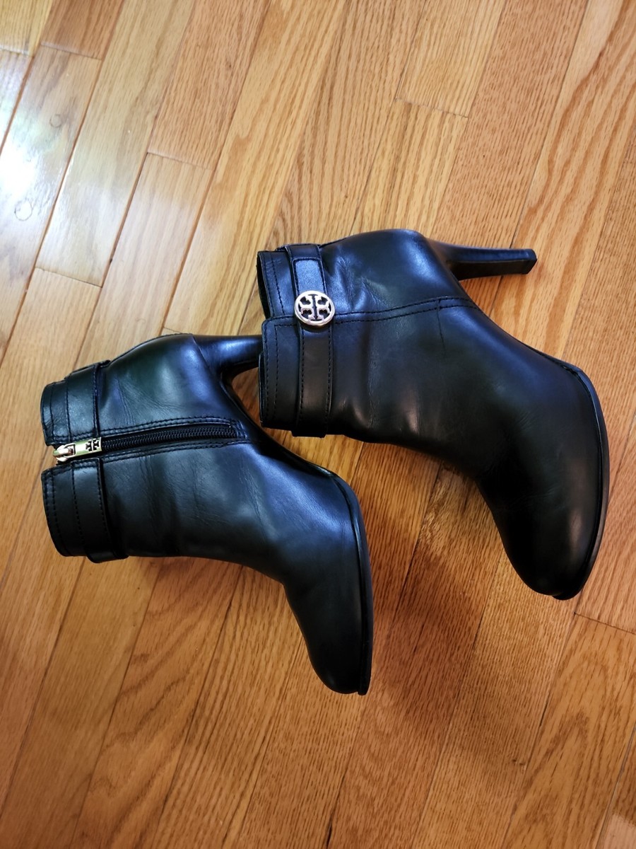 トリーバーチ✧黒レザーショートブーツ 金色ロゴバッジ付き トリーバーチ✧黒レザーショートブーツ 金色ロゴバッジ付き