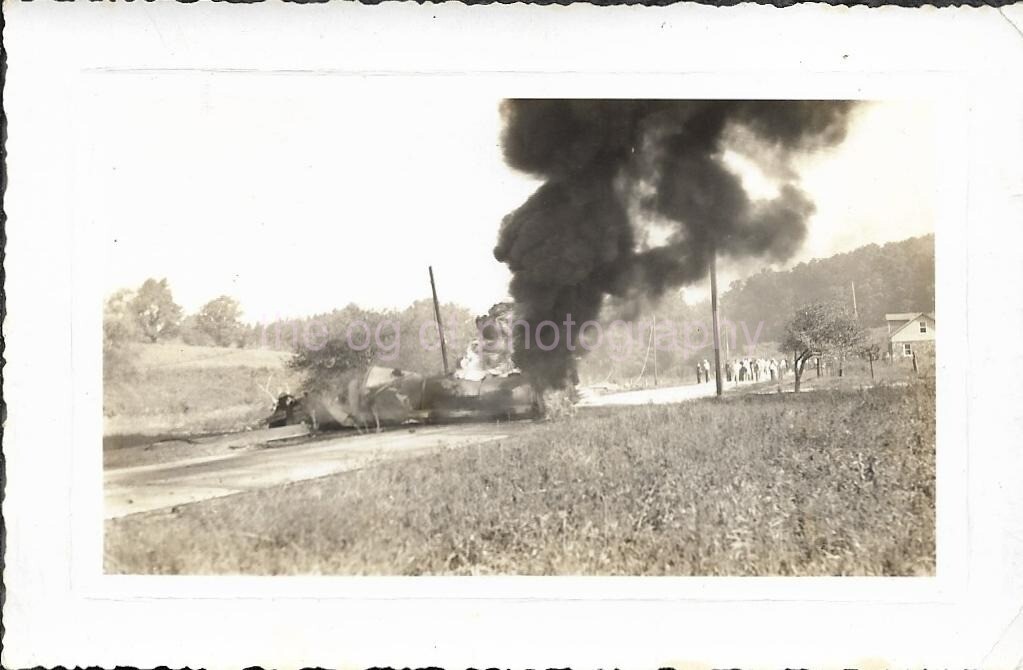 FOUND FAMILY PHOTOGRAPH Black  + White VINTAGE Original  410 53 P