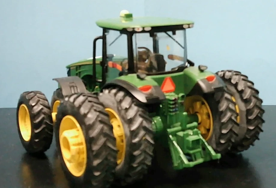 BRITAINS ERTL - JOHN DEERE - 8360R TRACTOR -  DIECAST - 1:32 - OUT OF BOX - Image 3 of 4