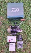 Daiwa Emblema 5000QDA Rullo Carpa MANIGLIA IN LEGNO TRASFORMAZIONE + IMBALLO ORIGINALE OTTIMO! (Rotolo n.1 di 4)