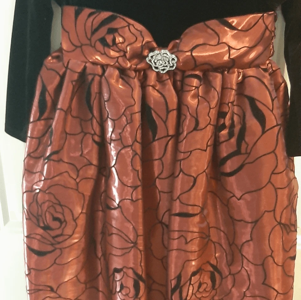 Christmas Holiday Dress in Black and Burgundy. SZ 5 - Image 2 of 4