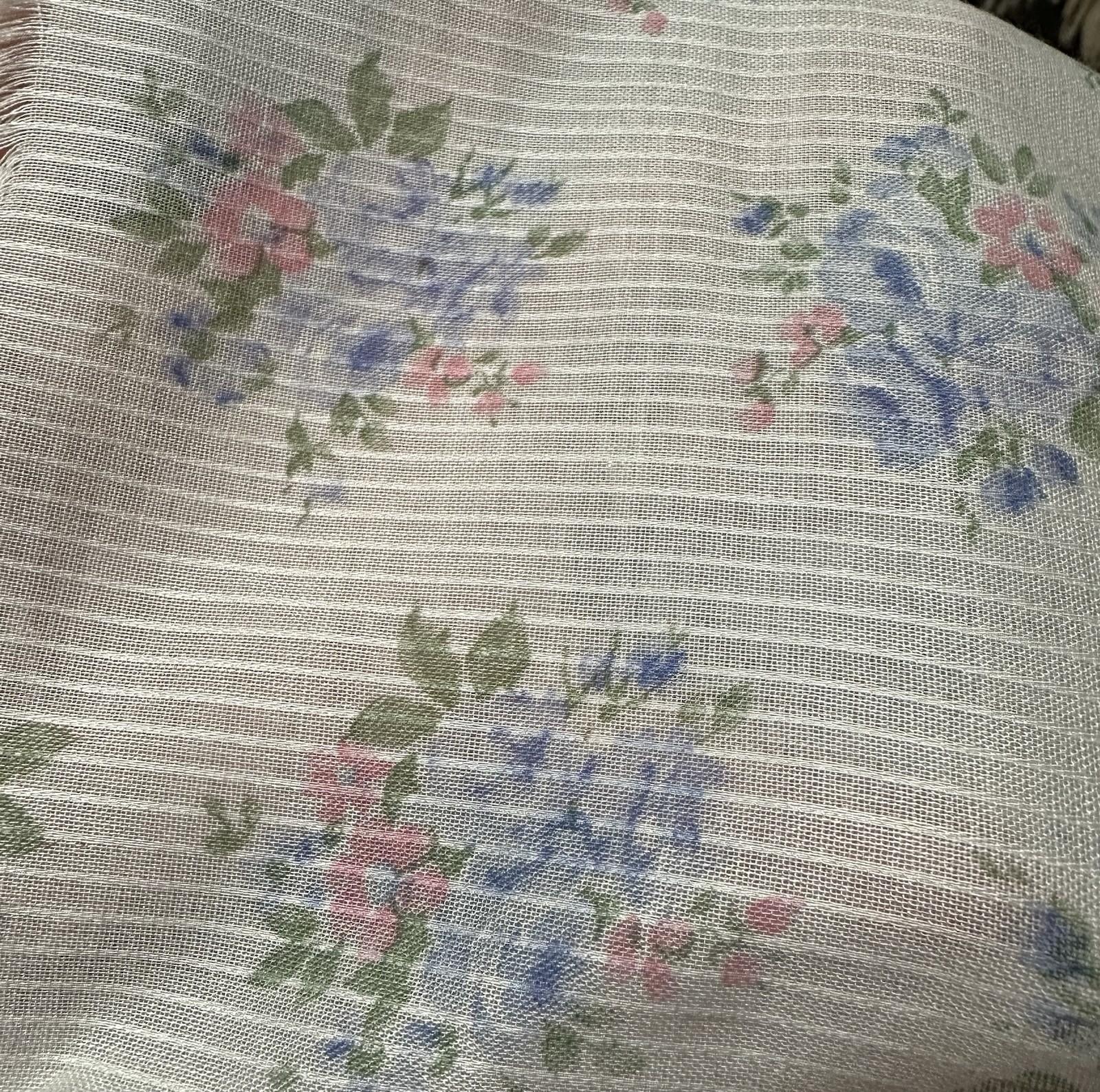 VTG VINTAGE PETER PAN FABRICS SEMI SHEER DIMITY FLORAL CLUSTERS FABRIC BTHY