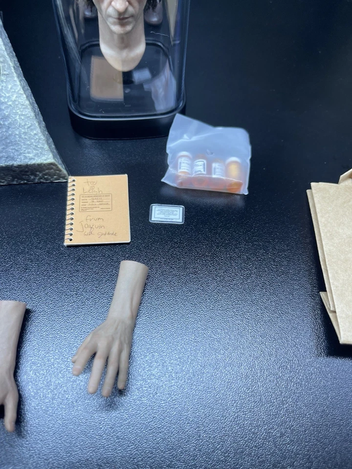 InArt ARTHUR FLECK (ENRAIZADO) CON ESCALERAS DIORAMA Joaquin Phoenix JOKER Escala 1/6 Foto 4 de 4