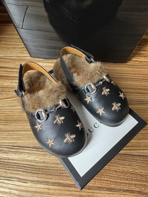 Gucci Princetown Leder Kinderschuhe Sandalen mit Fell Biene schwarz Gr. 24 OVP