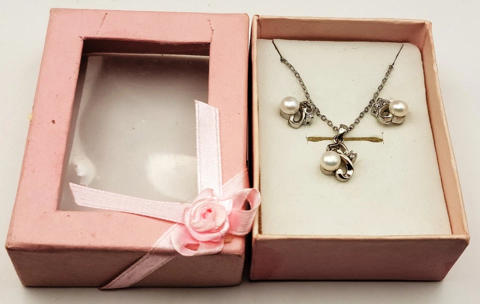 NIB Silberfarbene Faux Perlen Strass Set Durchbohrte Ohrringe & Anhänger Kette