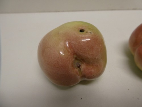 AUSTRALIAN POTTERY DARBYSHIRE NECTARINES PEACHES SALT & PEPPER SHAKERS PAIR - Picture 2 of 8