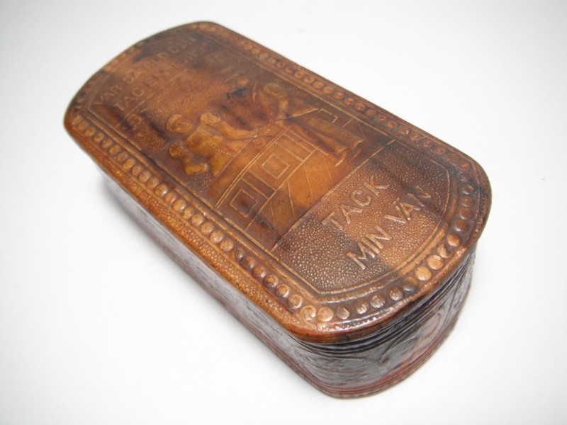 ANT. 1890'S SWEDISH CARVED BIRCH BARK SNUFF BOX "TAKE A PRIZE"