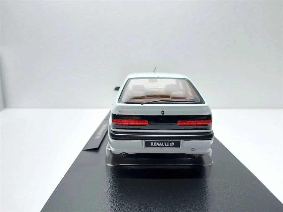 Renault 19 Bianco del 1994 - 1/18 Triple9 - Immagine 4 di 4