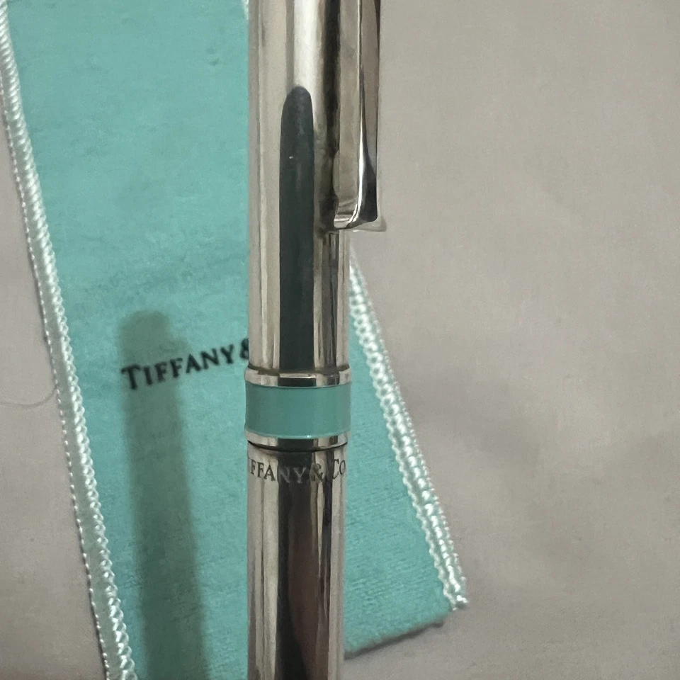 Bolígrafo Tiffany & Co. de plata esterlina con clip en T - Banda esmaltada azul Tiffany Foto 3 de 4