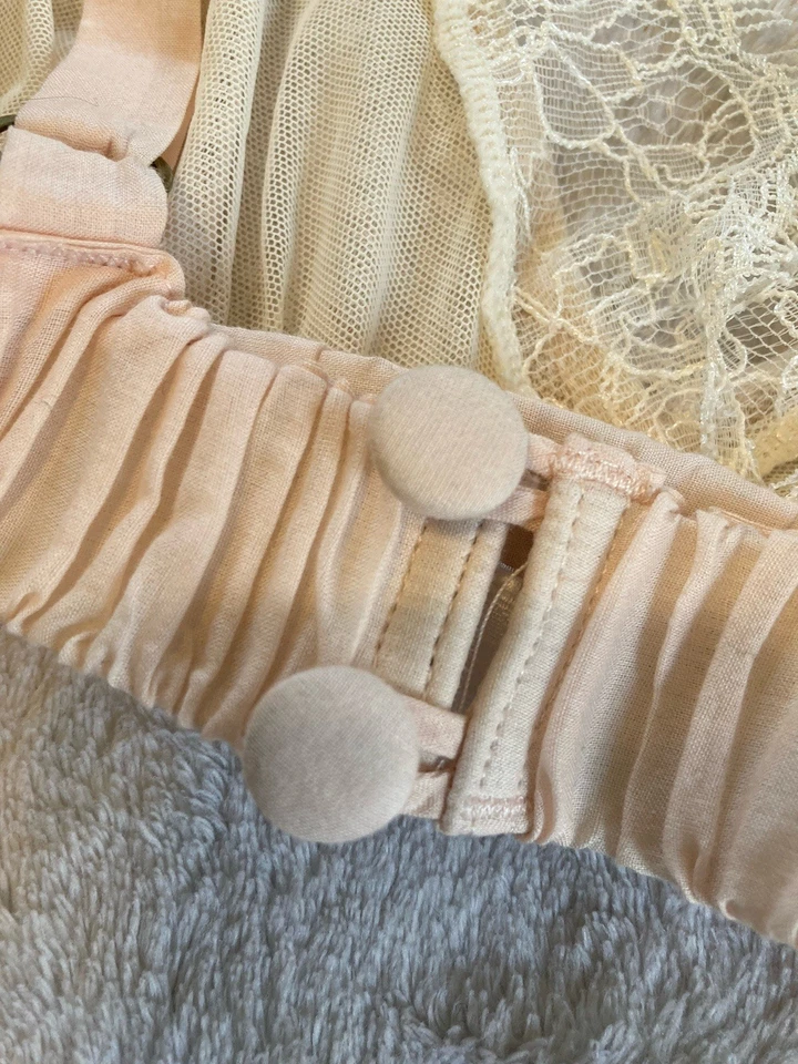 Sujetador bralette semi transparente de encaje rosa y blanco Eloise talla mediana  Foto 4 de 4