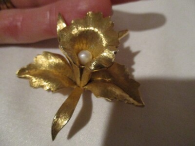 1146 Vintage Textured Goldtone Orchid w/Pearl Center  2''L x 2'' W