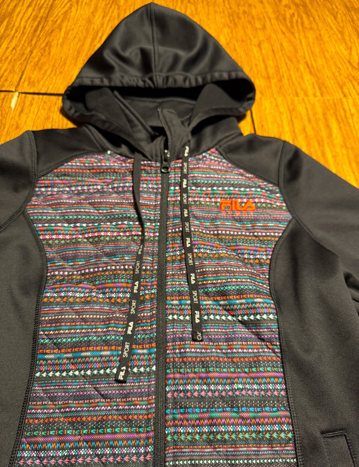 FILA SPORT FELPA CON CAPPUCCIO ZIP NERA CON DESIGN MULTICOLORE MIESSES TAGLIA S ATLETICA