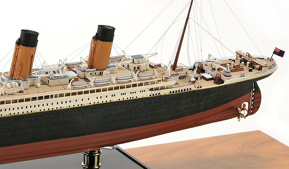 Minicraft RMS Titanic Deluxe W/ Brass Railings 1/350 Plastic Model Ship 11320 - Image 3 of 4