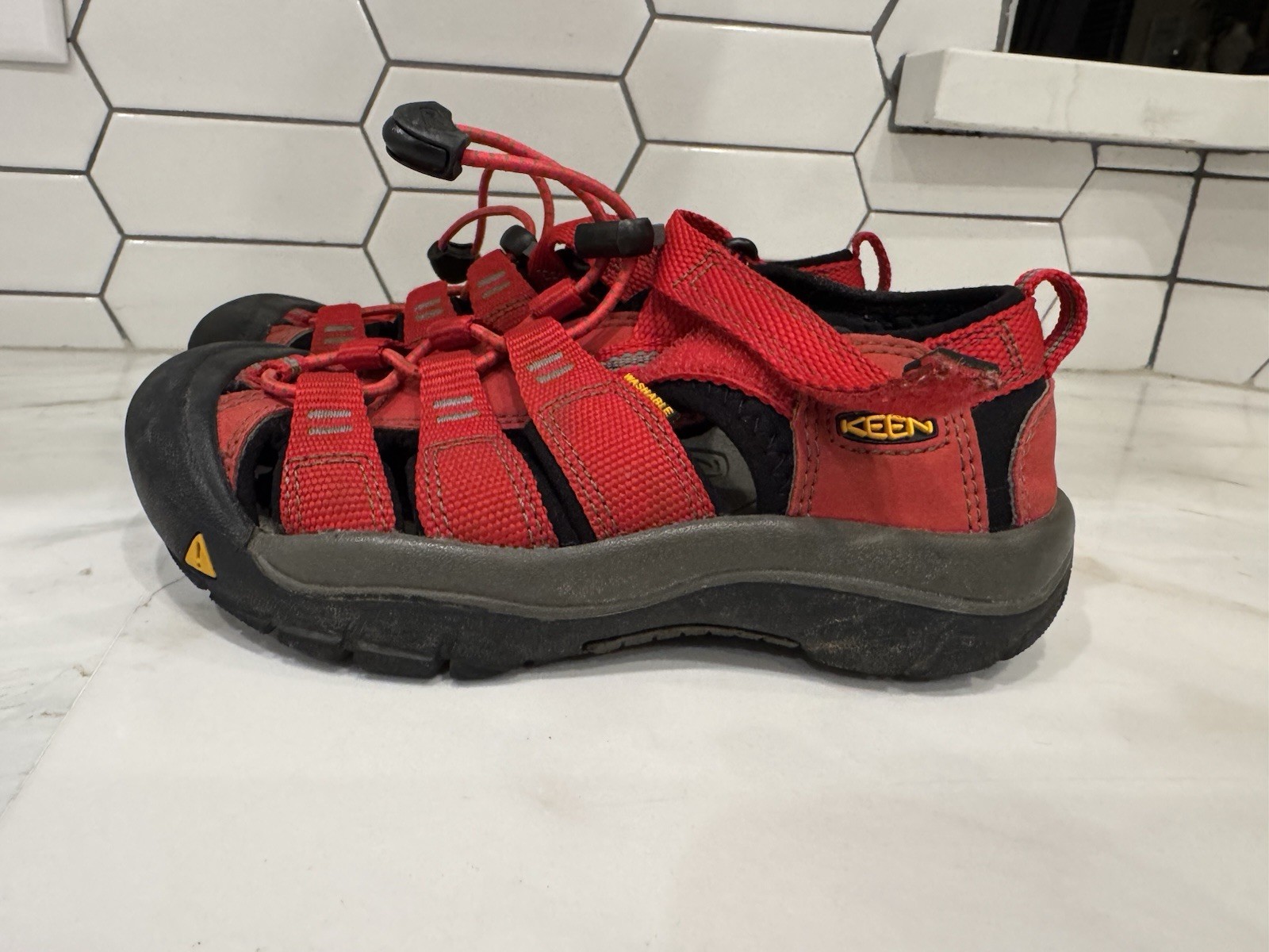 Scarpe da gargoyle Keen Kids Newport H2 nastro rosso taglia 13 sandali impermeabili da passeggio