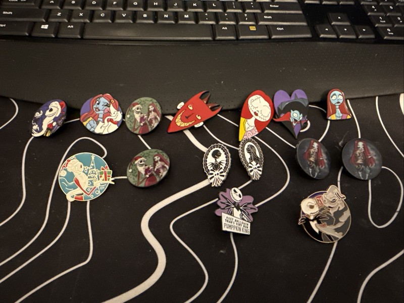Random Set Of 15 Nightmare Before Christmas Pins!! All Pins In Picture!!