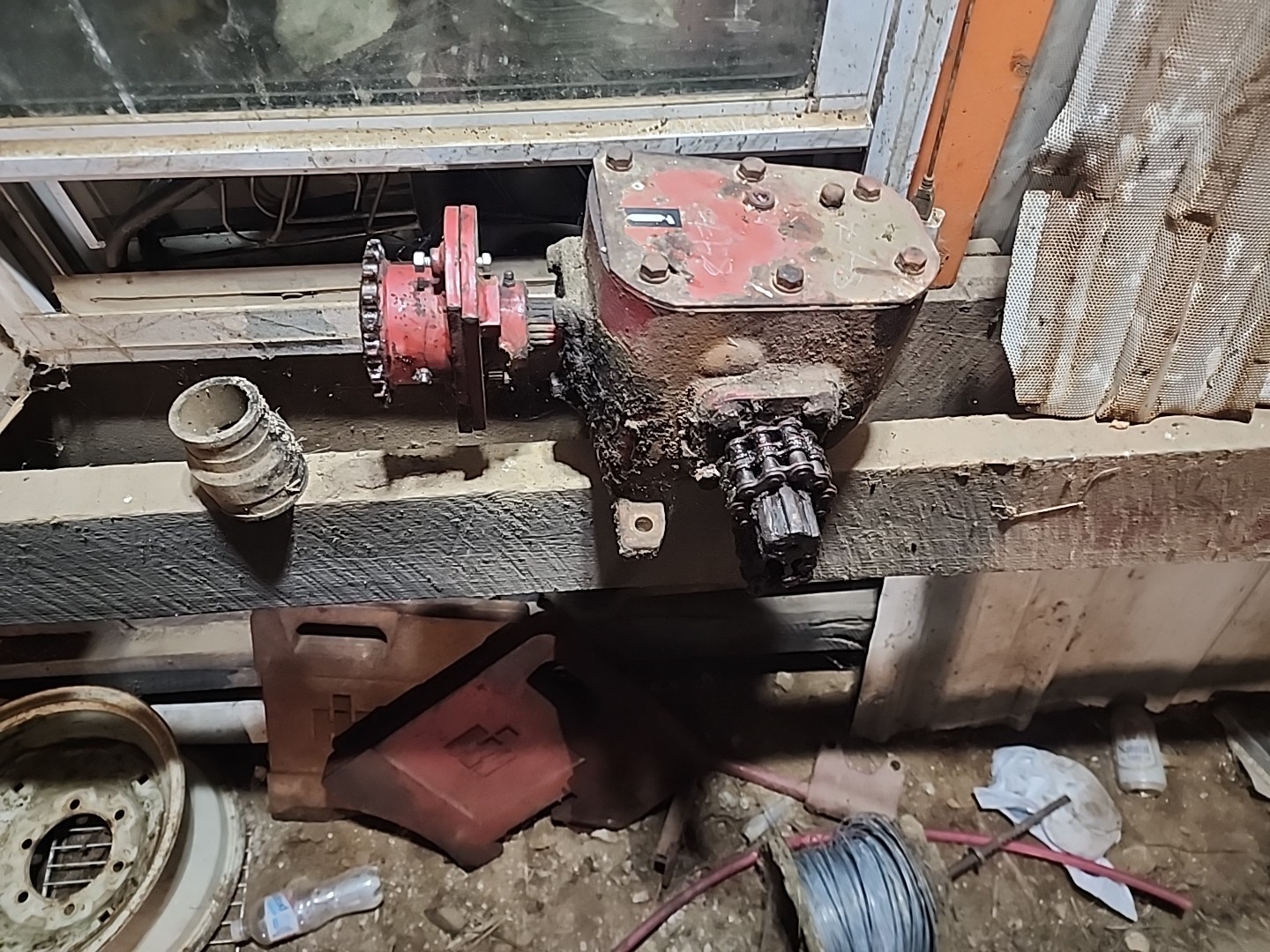 847 New Holland Gear Box Gear Case Has Roller Chain and Sprocket Assembly