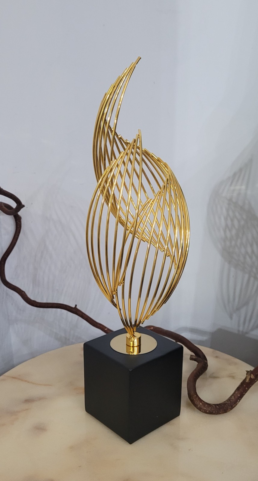 Sculpture moderne dorée 38cm en métal pour embellir un meuble TV trop vide
