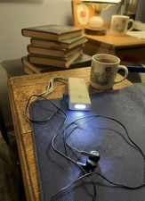 Mini FM Radio Taschenradio mit Licht, Kopfhörer Reiseradio, Jogging Taschenlampe