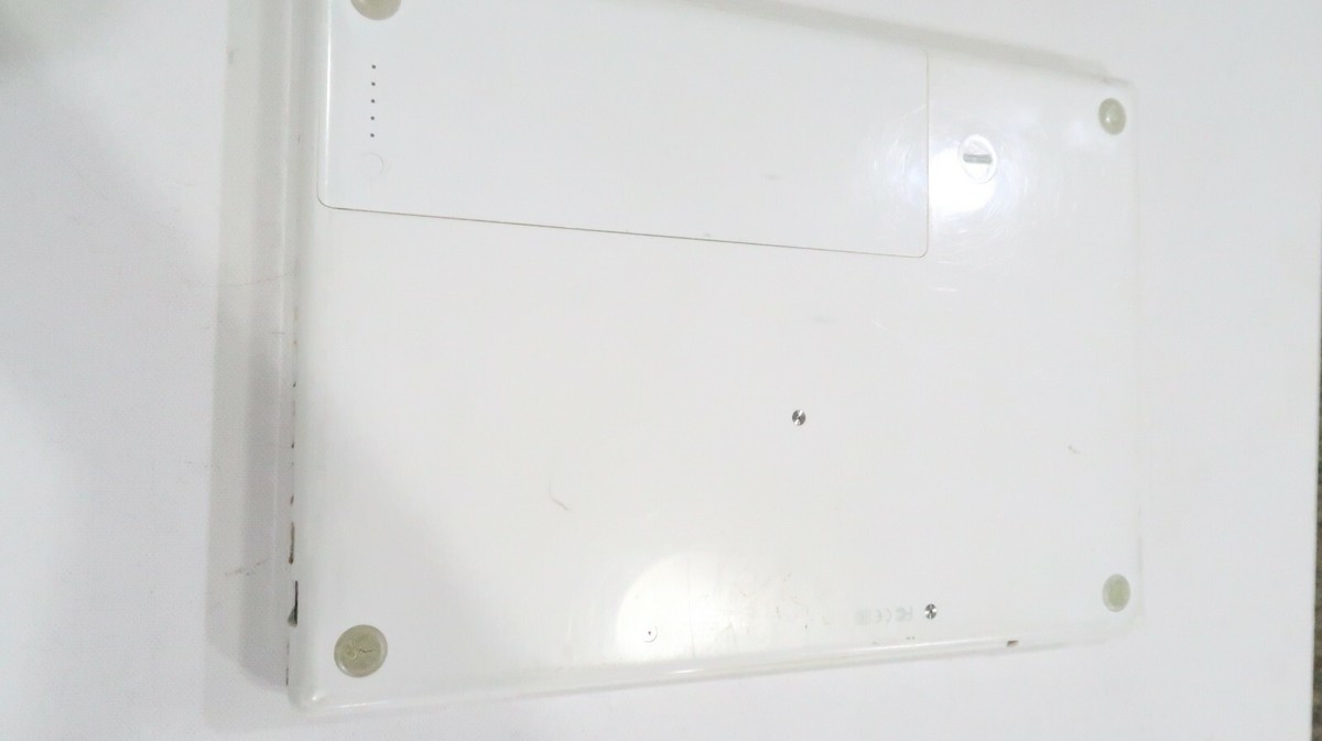 Apple MacBook 13” A1181 White Model For Parts only Late 2005-Early