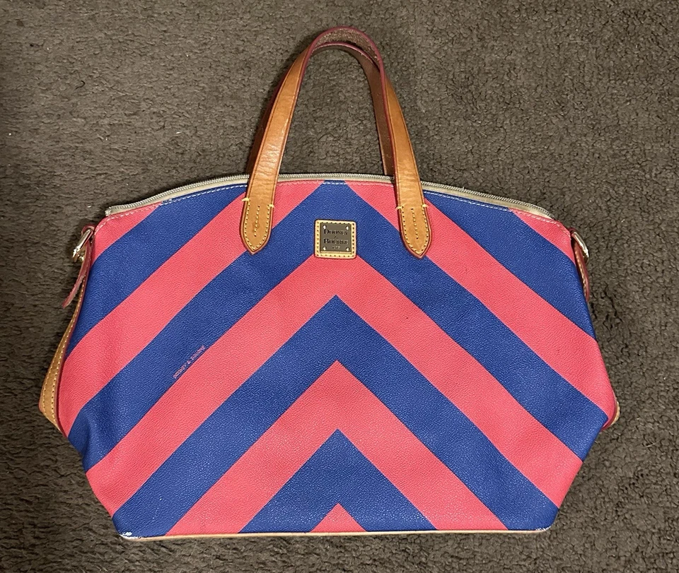 Cartera grande Dooney & Bourke roja y azul marino Chevron Olivia Foto 2 de 4