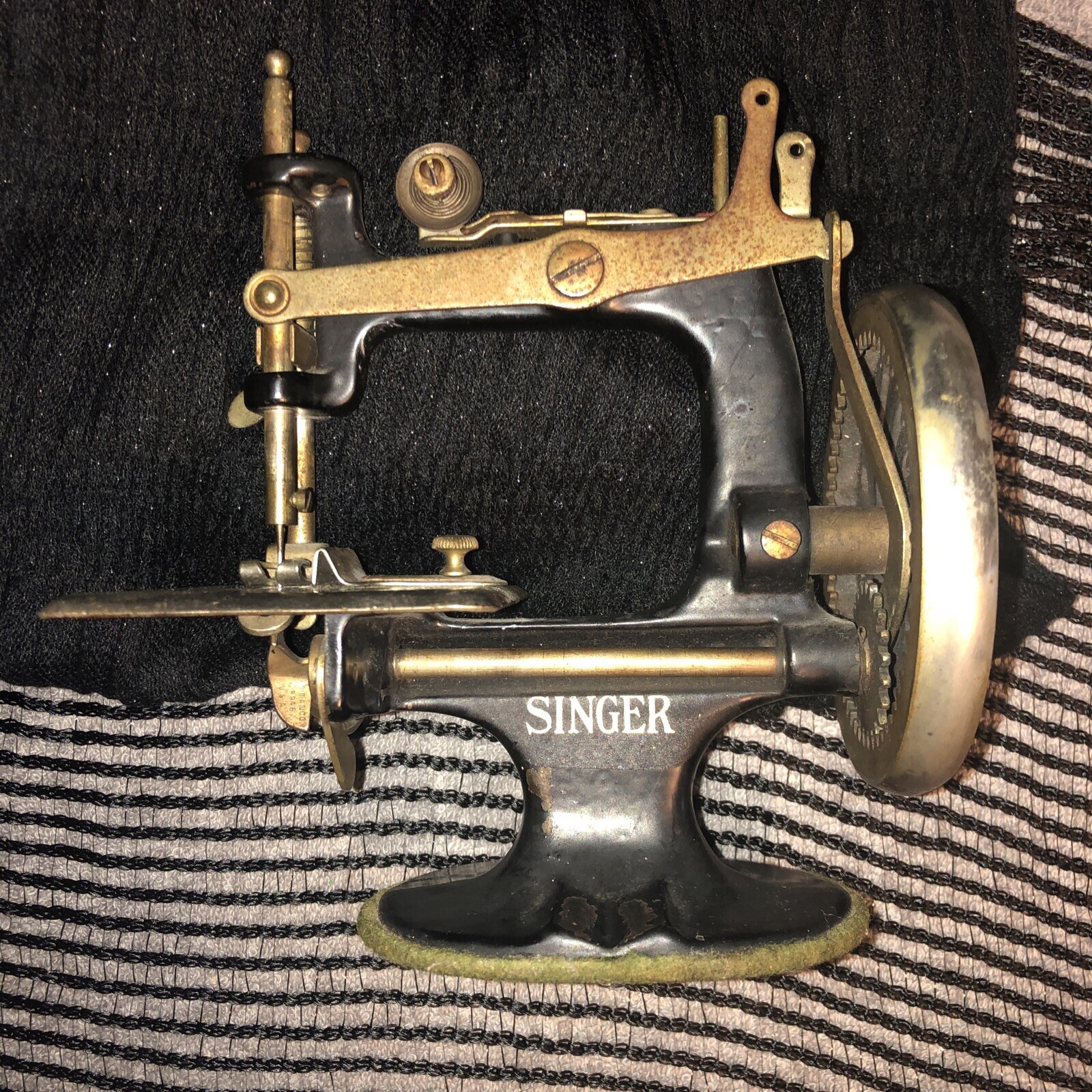 Antique/Vintage Singer Mini Sewing Machine Salesman Sample Childs Toy